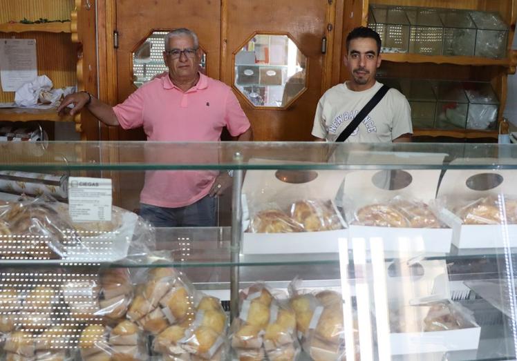 Tomás y Imad detrás del mostrador de la panadería.