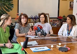 Paloma Gómez, terapeuta ocupacional de Alzheimer León; Flor de Juan, gerente; Regina Granja, presidenta; y Lucía de la Pisa, directora de intervención terapéutica.