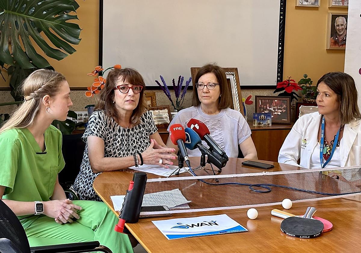 Paloma Gómez, terapeuta ocupacional de Alzheimer León; Flor de Juan, gerente; Regina Granja, presidenta; y Lucía de la Pisa, directora de intervención terapéutica.