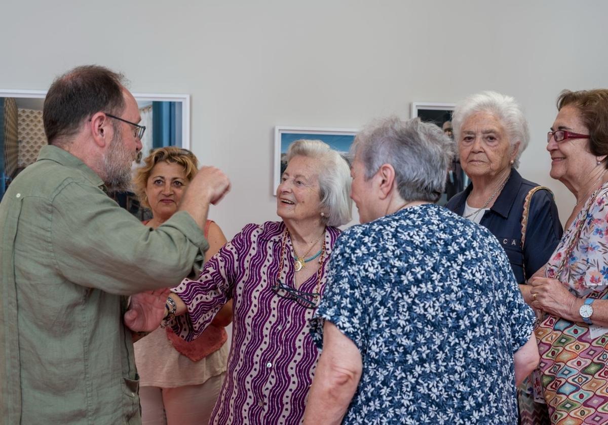 Pedro Higueras junto a los vecinos de Babia en la exposición 'Robinsones en Babia'