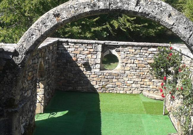 San Martín de Alió. Decana de las iglesias montañesas, próxima al molino y azud de los Chiquitos, documentada en 874.