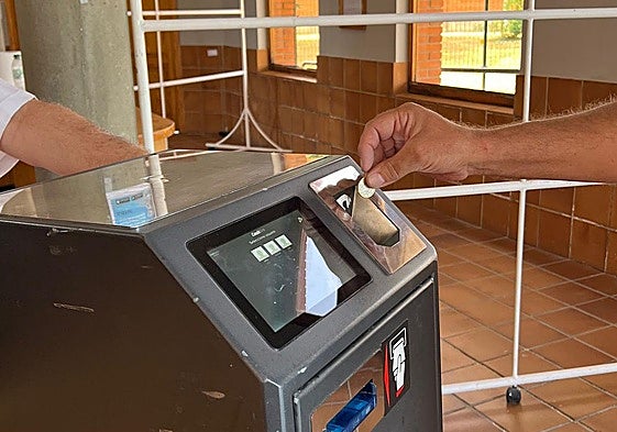 Cliente de la piscina pagando en efectivo.