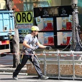 Un obrero trabajando al sol en plena ola de calor.