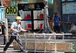 Un obrero trabajando al sol en plena ola de calor.