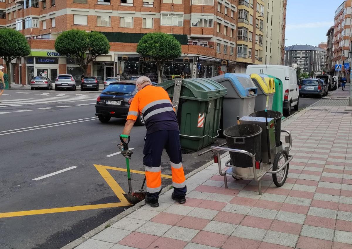 Imagen secundaria 1 - Diferentes oficios trabajando en la calle en verano.