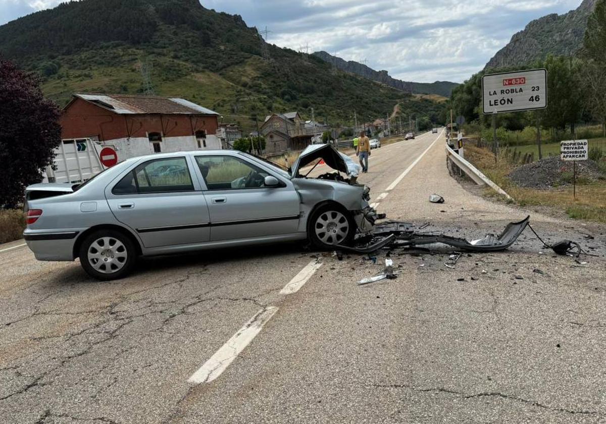 Dos heridos tras una colisión frontal de dos vehículos en Villamanín