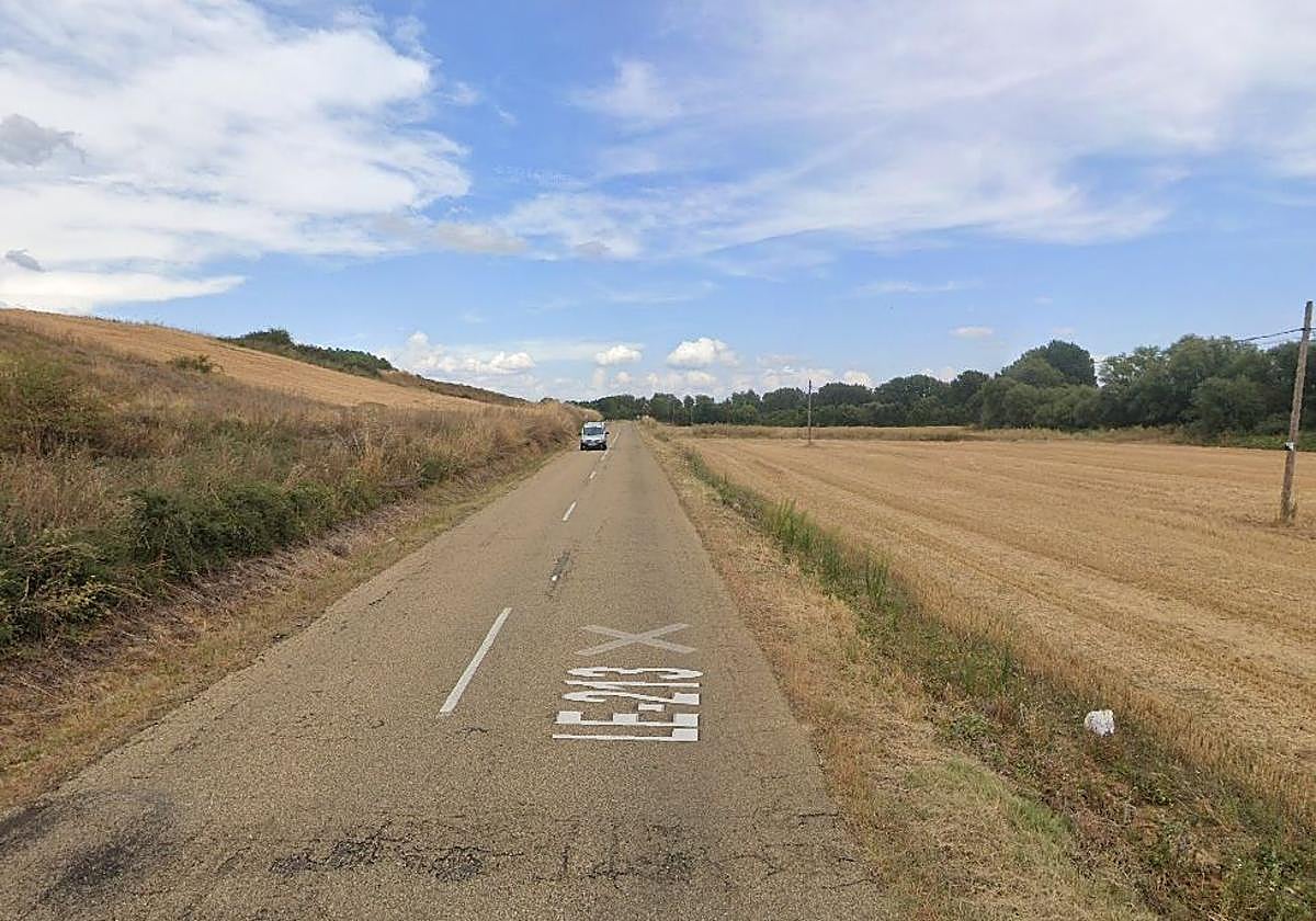 Una tramo de la carretera que une Puente Villarente y Cassasola de Rueda.