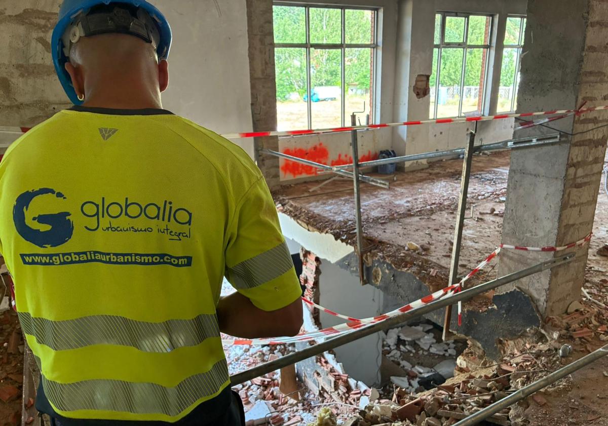 Imagen principal - Inicio de las obras en las antiguas instalaciones deportivas del CD Hullera en Ciñera.