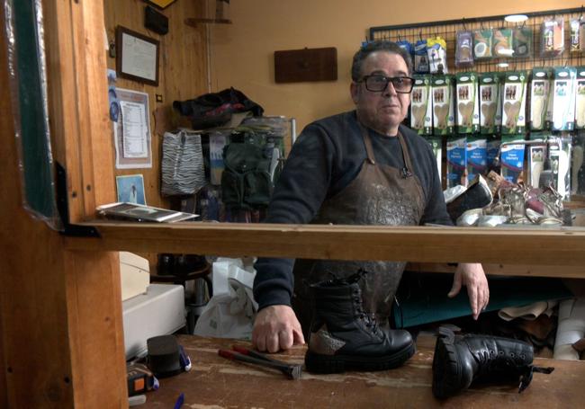 Carlos, el zapatero del Ejido.