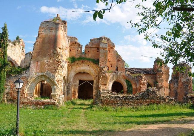 Monasterio de Santa María de Trianos entre Villapecenil y Villamol.