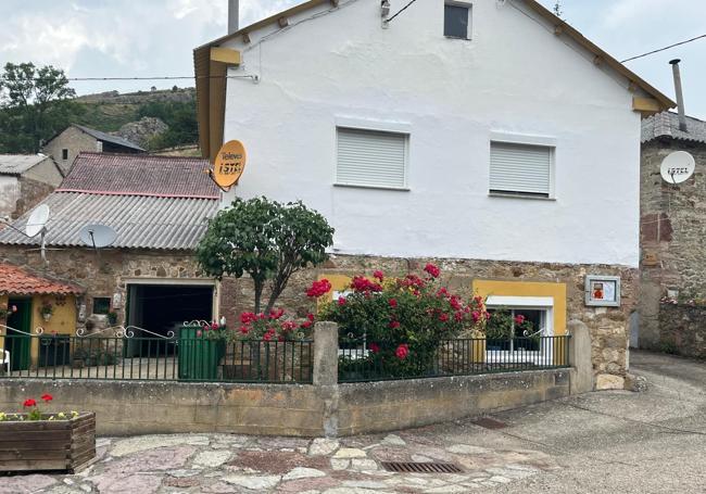 Una casa en Villargusán con hasta tres antenas parabólicas.