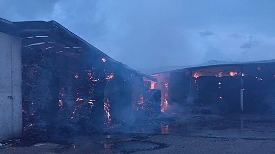 Calcinada una nave de paja en un grave incendio en Sahelices del Payuelo