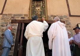 Bendición de la nueva sede por parte de los religiosos.
