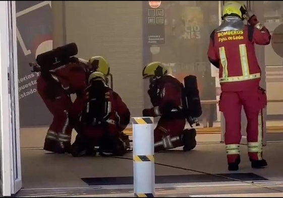 Bomberos de León dentro del Carrefour.