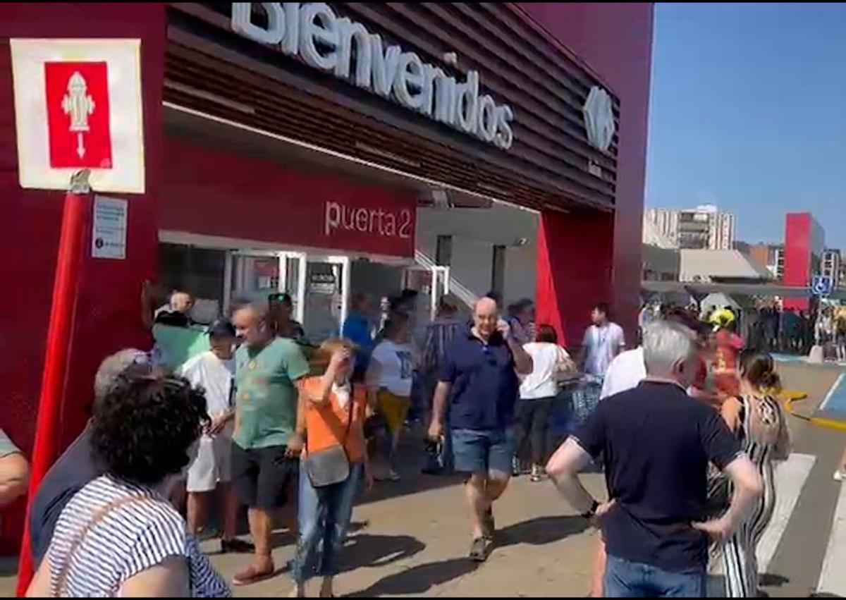 Imagen secundaria 1 - Incendio en el Carrefour.
