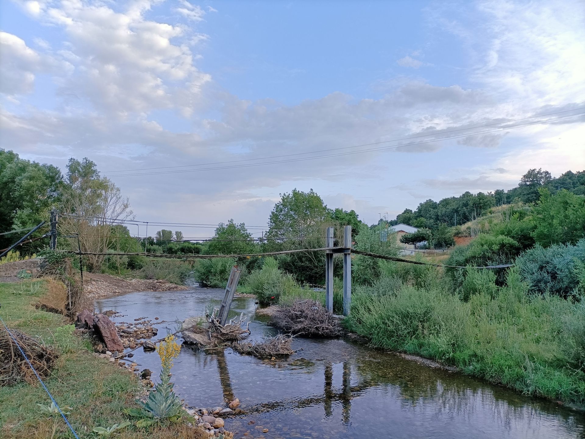 Las imágenes del puente colgante sobre el Torío