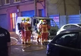 Incendio de una furgoneta en el centro de León.