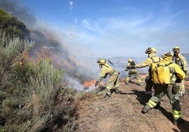 Bomberos apagando un incendio.
