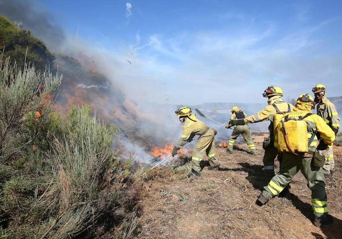 Bomberos apagando un incendio.