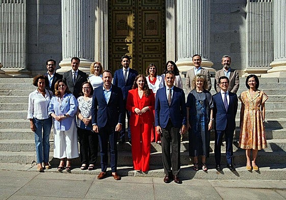 Foto de familia de los parlamentarios por Castilla y León.