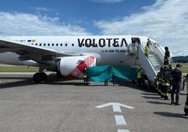 Una aeronave de Volotea en la pista del aeropuerto de Asturias.
