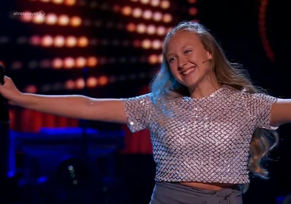 La joven leonesa Llara durante su actuación en La Voz Kids.