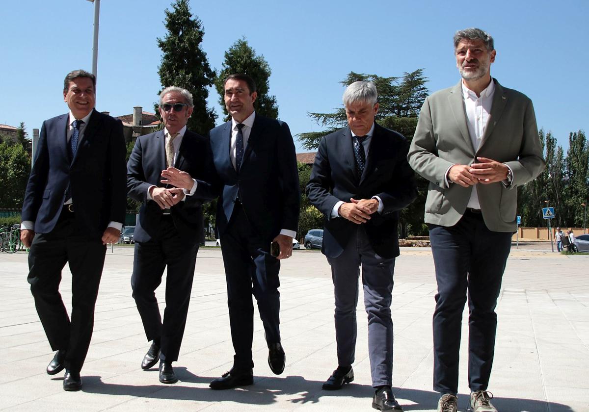 Los consejeros de Medio Ambiente, Vivienda y Ordenación del Territorio, Juan Carlos Suárez-Quiñones, y de Economía y Hacienda, Carlos Fernández Carriedo, mantienen una reunión con los presidentes y secretarios de la Cámara de Comercio e Industria de León, la Federación Leonesa de Empresarios y el Círculo Empresarial Leonés.