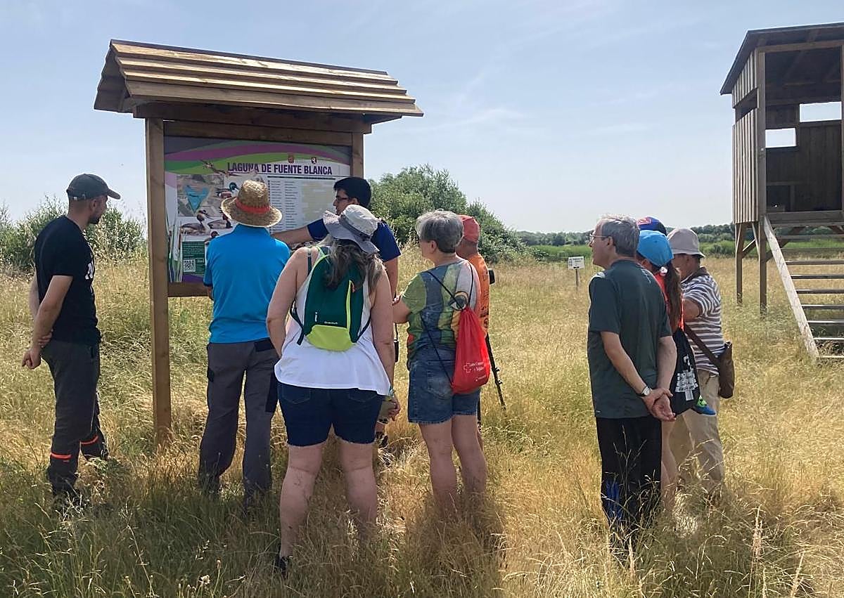 Imagen secundaria 1 - En la imagen superior, la Laguna Fuente Blanca. En las otras dos imágenes, actividades de observación de aves y tareas de limpieza de una hacendera.
