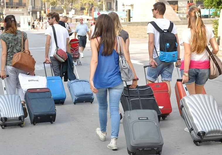 Los leoneses se dejan el sueldo en las vacaciones: «Te cuesta más ir a Cádiz que a África»