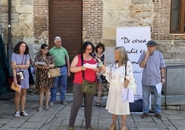 La escritora y guía del taller, Nuria Viuda, junto con una de las participantes.
