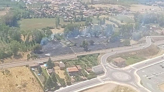 Un incendio próximo a un supermercado y a la línea de AVE en el alfoz de León moviliza a siete medios
