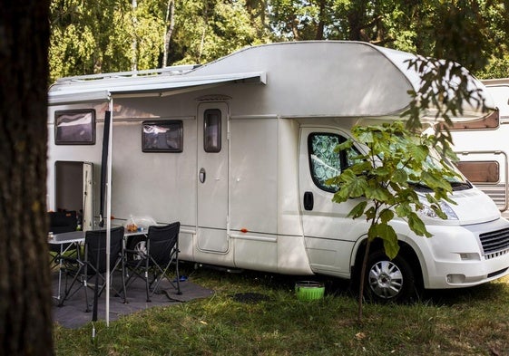 Autocaravana estacionada en un parking.