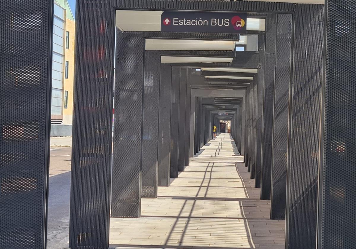 El pasillo ya ha retirado el precintado que impedía el paso.