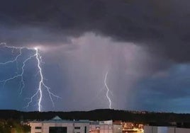 Imagen de archivo de una tormenta de verano en León.