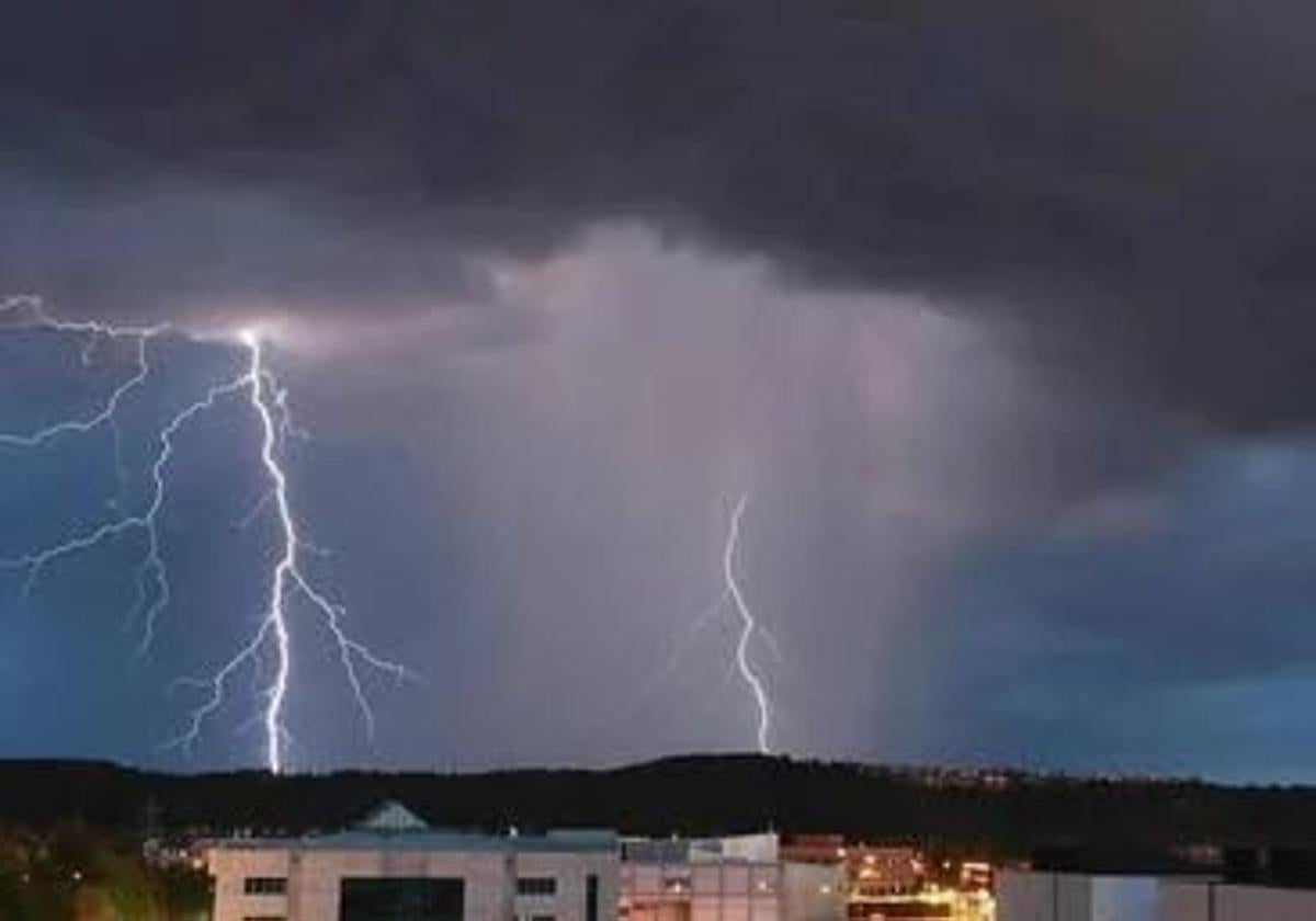 Imagen de archivo de una tormenta de verano en León.