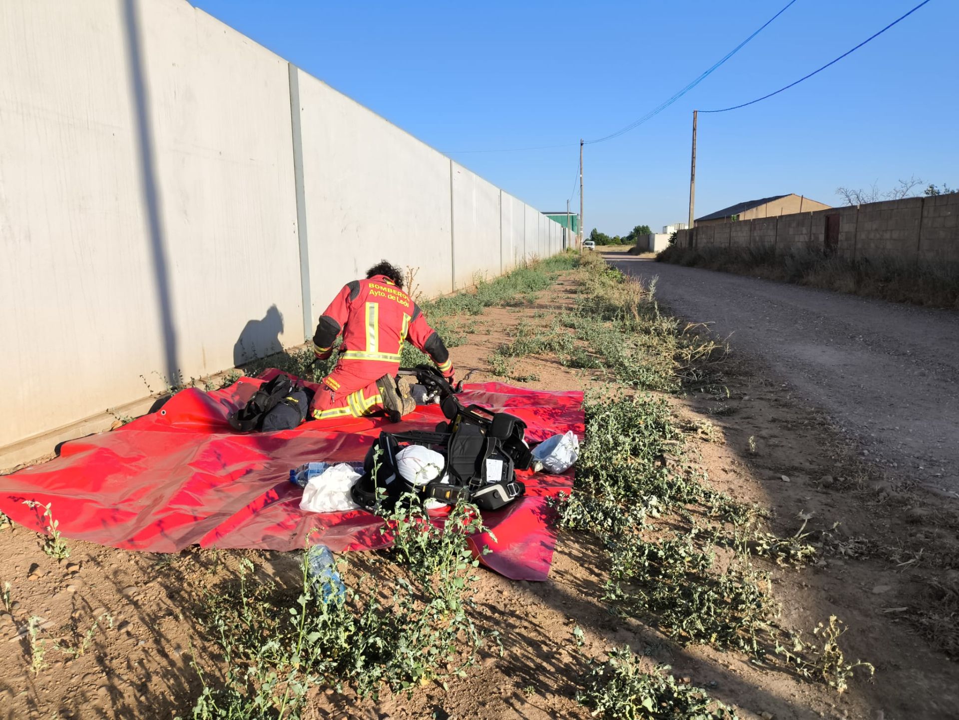 Las imágenes del incendio en una nave del polígono de Onzonilla