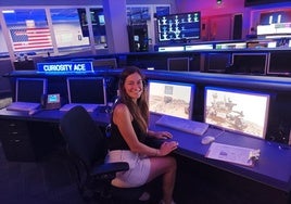 La ingeniera aeroespacial, Laura Llamazares, en una de sus visitas al Mars Research Desert Station.