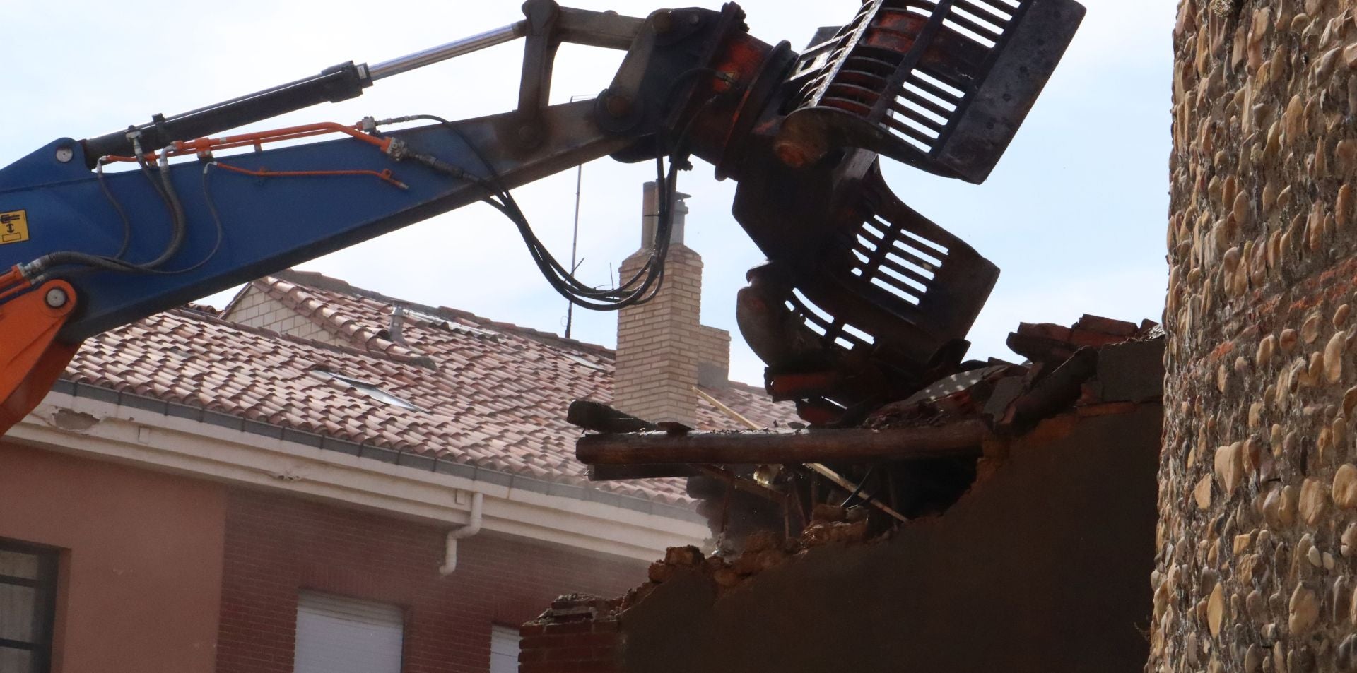 Derribo de una casa adosada a la muralla de León en Los Cubos