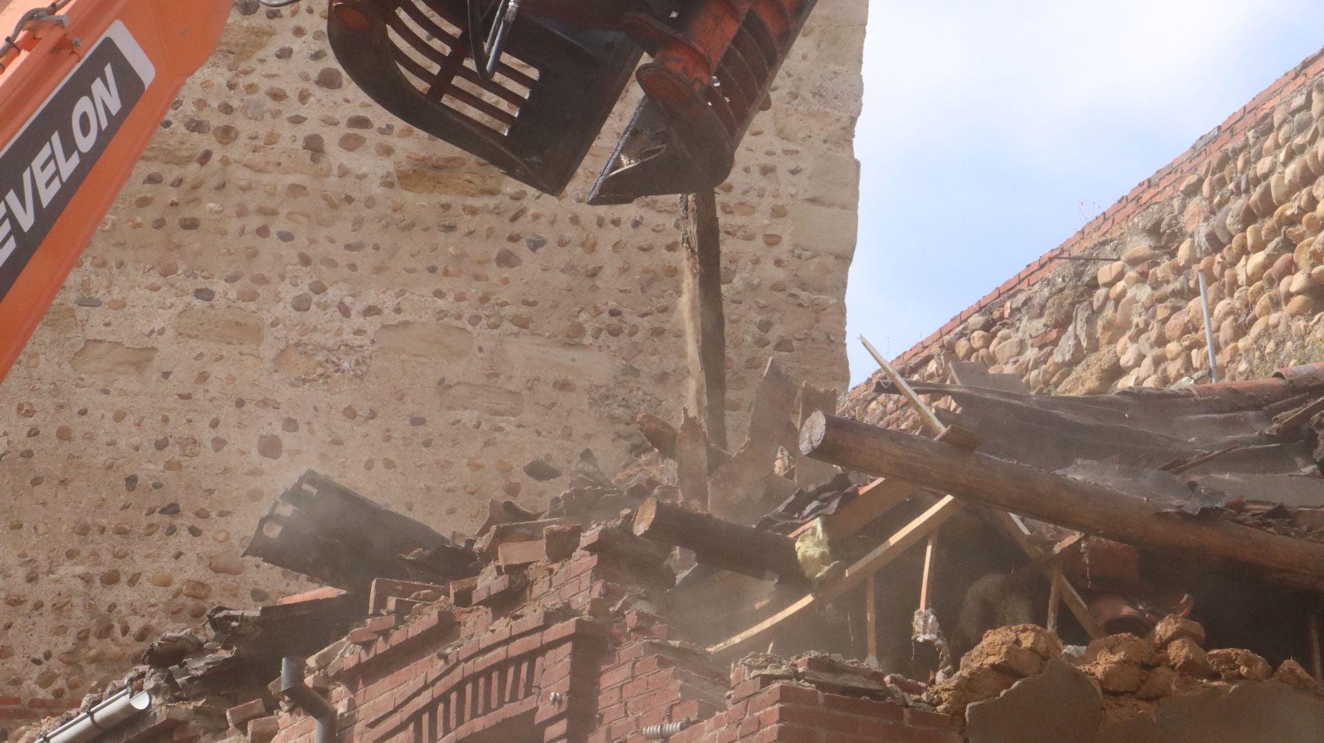 Derribo de una casa adosada a la muralla de León en Los Cubos