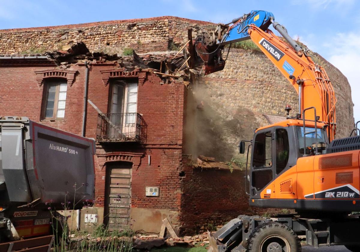 Derribo de una casa adosada a la muralla de León en Los Cubos