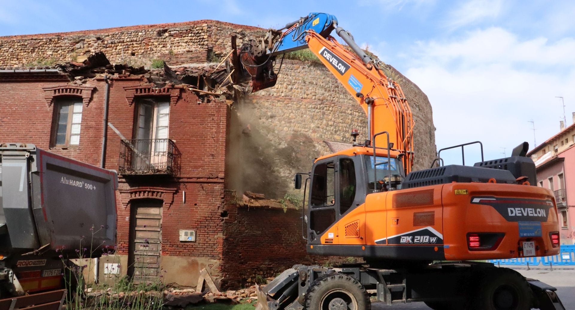 Derribo de una casa adosada a la muralla de León en Los Cubos