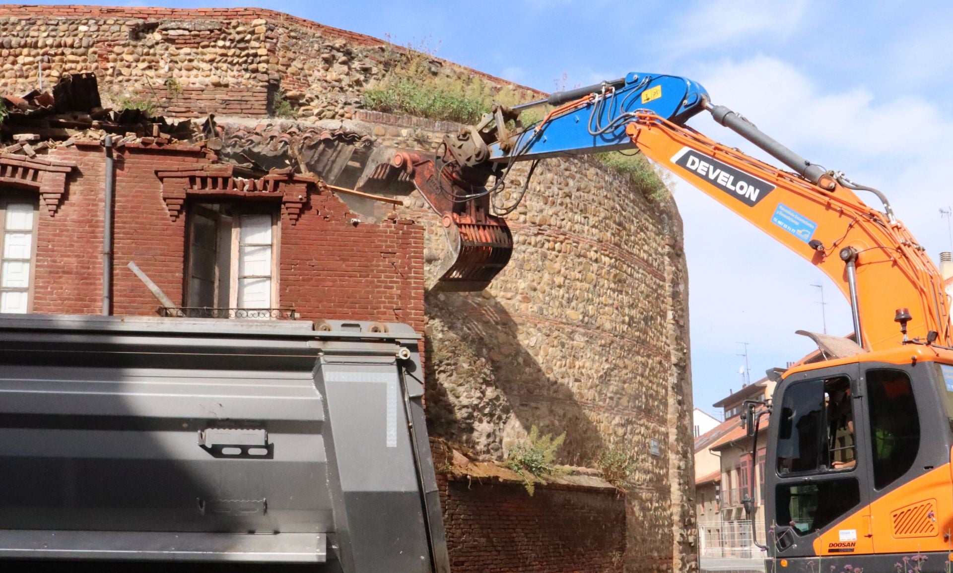 Derribo de una casa adosada a la muralla de León en Los Cubos