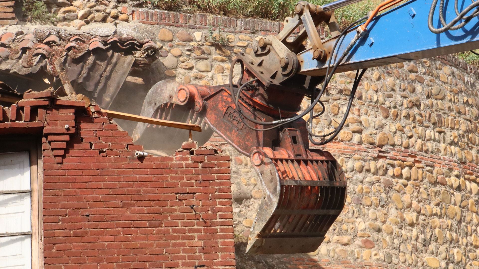 Derribo de una casa adosada a la muralla de León en Los Cubos