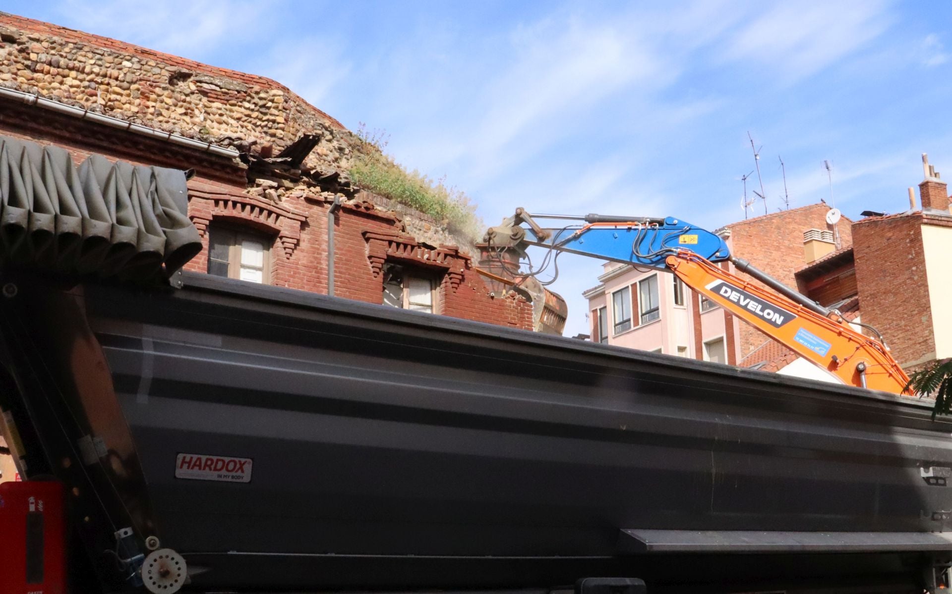 Derribo de una casa adosada a la muralla de León en Los Cubos