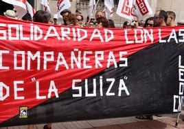 Pancarta que presidía esta concentración en defensa de 'Las seis de La Suiza'