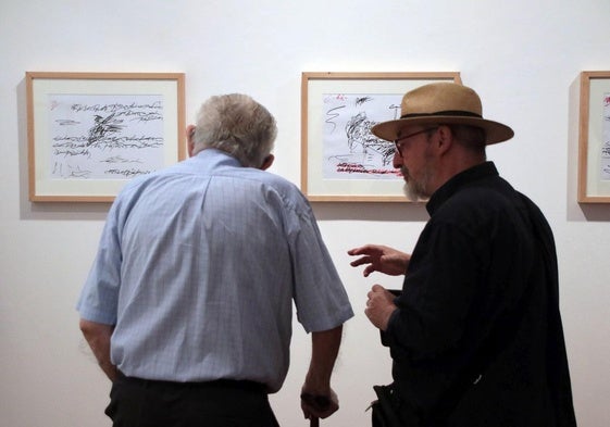 Antonio Gamoneda y el comisario de la exposición, Víctor M. Díez.