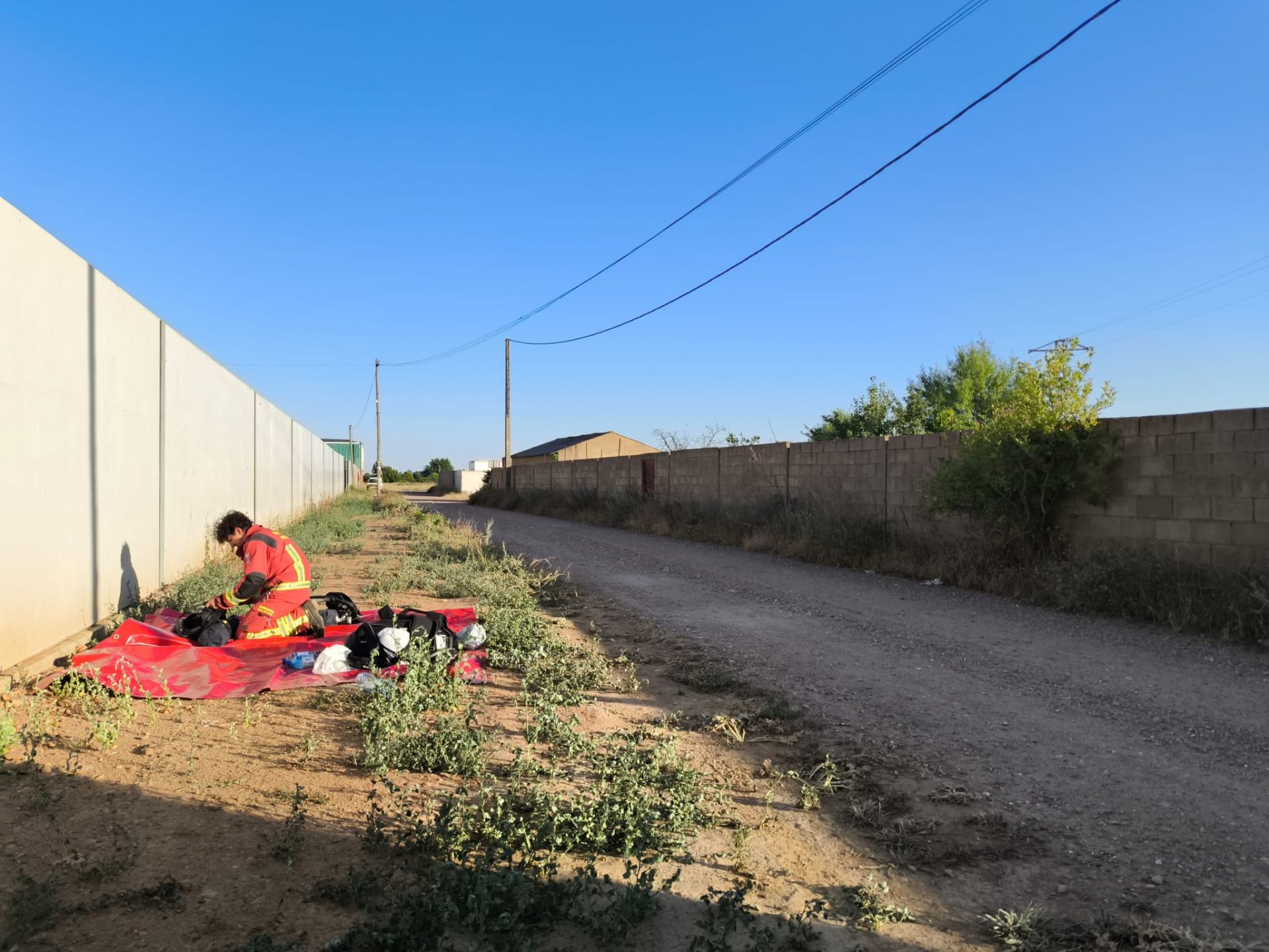 Las imágenes del incendio en una nave del polígono de Onzonilla
