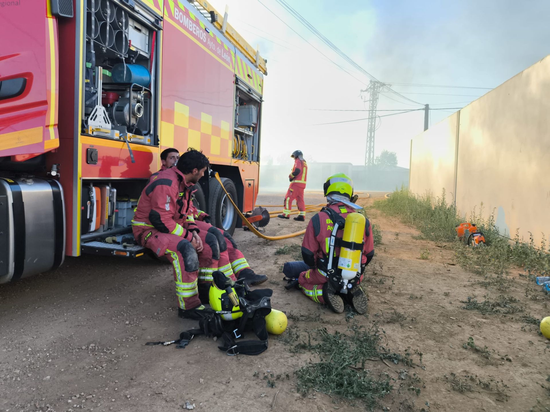 Las imágenes del incendio en una nave del polígono de Onzonilla