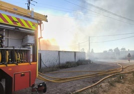 Las imágenes del incendio en una nave del polígono de Onzonilla