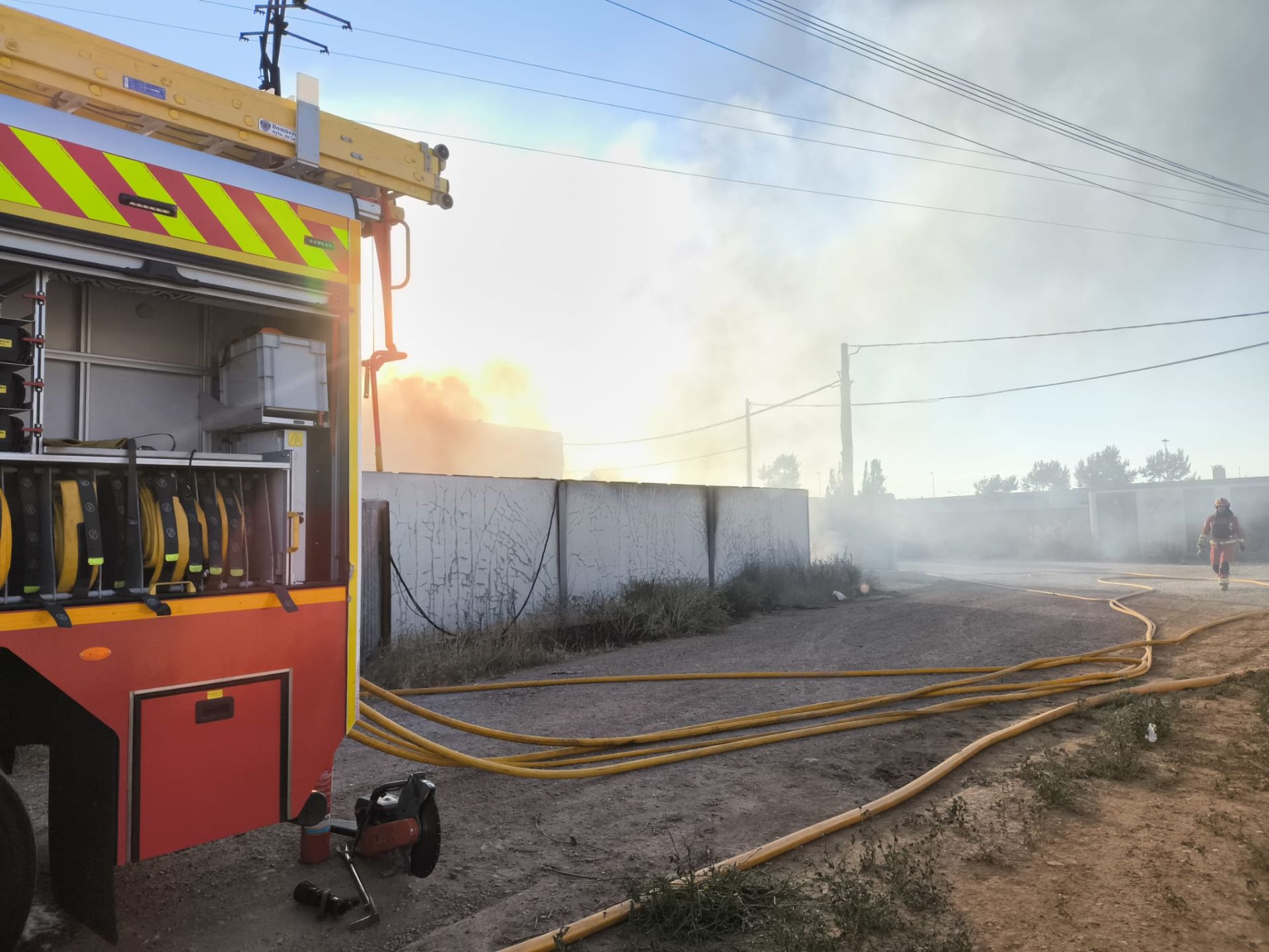 Las imágenes del incendio en una nave del polígono de Onzonilla